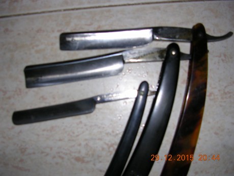 Vendo tres navajas de afeitar, en perfecto estado de uso, las marcas son:

La de cachas marrones: 14 Montserrat.
La 02