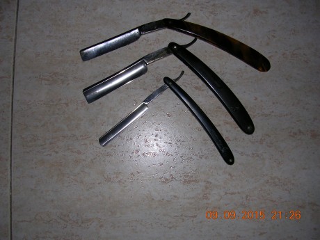 Vendo tres navajas de afeitar, en perfecto estado de uso, las marcas son:

La de cachas marrones: 14 Montserrat.
La 01