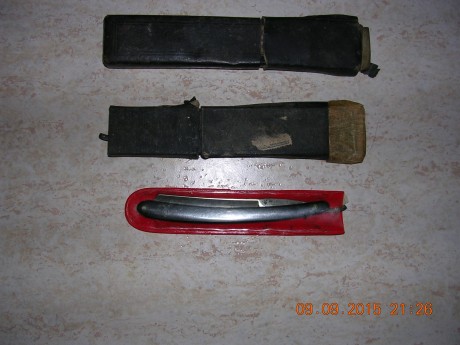Vendo tres navajas de afeitar, en perfecto estado de uso, las marcas son:

La de cachas marrones: 14 Montserrat.
La 00