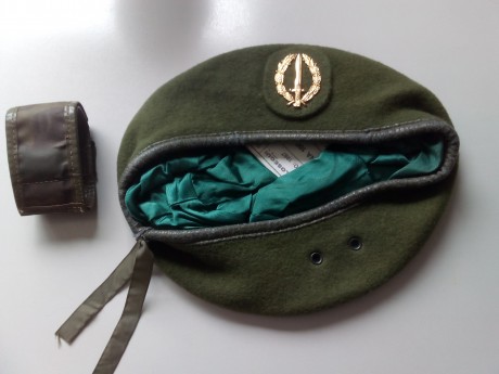 Vendo boina verde de las coes, año 87 y talla 56, 15€,( antes la vendía por 20)
 También vendo dos camisolas 01