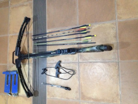 Ballesta Barnett Revolution 150 lbs buen estado con accesorios 
Para cambiar la cuerda tu mismo, poleas 11