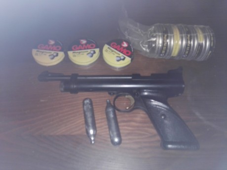 Vendo por abandono drl.tiro,casi sin uso,sensacional pistola CROSMAN,calibre 22 de CO2 por bombonas pequeñas.Regalo 00