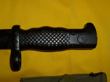 Hola!!
Pongo en venta  bayoneta del fusil español CETME mod C 
 La bayoneta del CETME mod C esta absolutamente 11