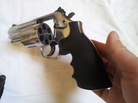 buenas un amigo vende un revolver revolver S&W 686-6   inox 4 pulgadas 357 magnun   que esta como 01
