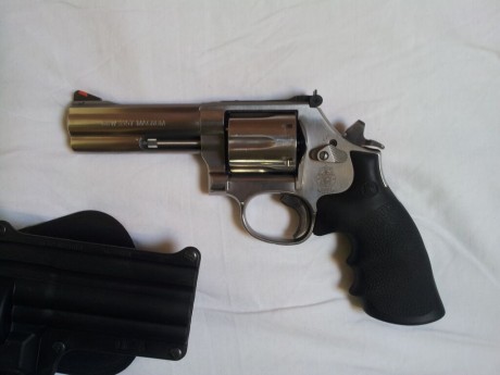 buenas un amigo vende un revolver revolver S&W 686-6   inox 4 pulgadas 357 magnun   que esta como 00