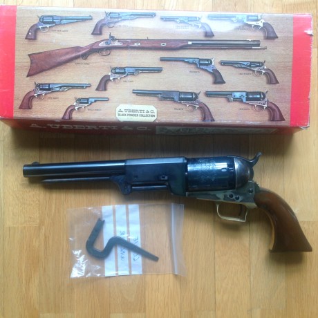 Pongo a la venta mi Colt Walker Uberti cal 44, esta nuevo a estrenar, ni un solo disparo, el único pequeño 11