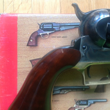 Pongo a la venta mi Colt Walker Uberti cal 44, esta nuevo a estrenar, ni un solo disparo, el único pequeño 20
