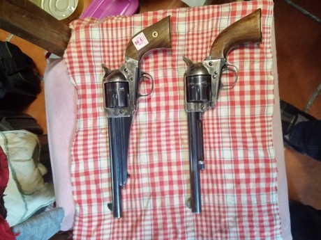 Hola, para otrto capricho vendo uno de los dos siguientes revólveres de Uberti en calibre 45LC. El peacemaker 00