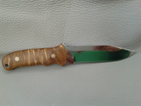 Cuchillo de medidas contenidas, realizado en acero N690 Cº de 4´- mm. de grosor y encabado con madera 01