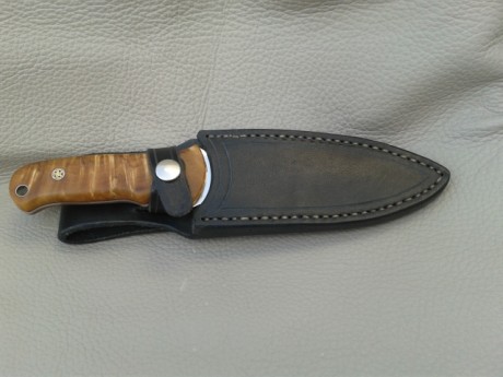 Cuchillo de medidas contenidas, realizado en acero N690 Cº de 4´- mm. de grosor y encabado con madera 00