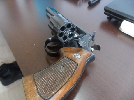 Pues pongo en venta un revólver marca LLAMA modelo COMANCHE III del calibre 357 Magnum de 6" de cañón. 12