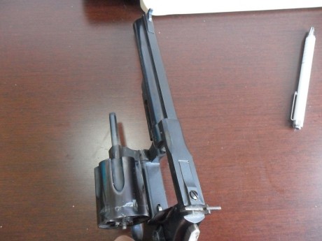 Pues pongo en venta un revólver marca LLAMA modelo COMANCHE III del calibre 357 Magnum de 6" de cañón. 11