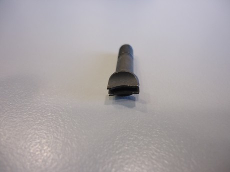 Vendo tornillo original de la abrazadera frontal que une las dos partes de madera de la M1 Carbine.
Es 02