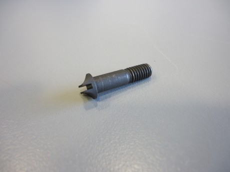 Vendo tornillo original de la abrazadera frontal que une las dos partes de madera de la M1 Carbine.
Es 01