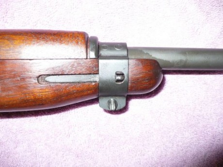 Vendo tornillo original de la abrazadera frontal que une las dos partes de madera de la M1 Carbine.
Es 10