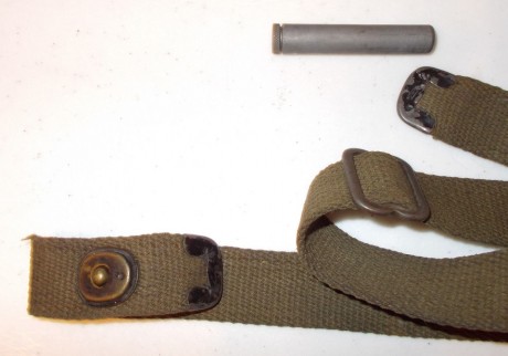 Vendo esta aceitera original de M1 Carbine con marcaje del contratista  "IS" 
Esta en perfecto 01