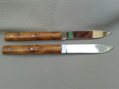 Juego de cuchillos de mesa, realizado en acero inox. RWL34, y encabado con Raiz de Thuya. 01