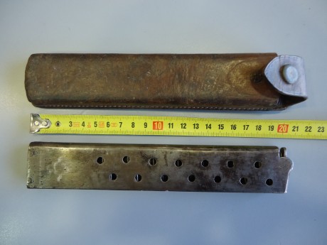 Vendo este conjunto de cargador + portacargador de cuero.
No tengo ningún dato que poder aportar más que 00