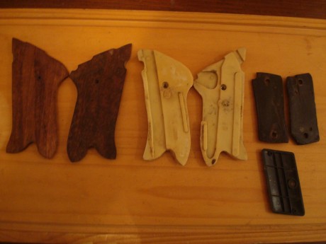  DSC06929.JPG  DSC06930.JPG 

Tres pares de cachas, unas de 08 que posiblemente sean de detonadora, otras 00