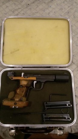 Está equipada con dos corgadores, un contrapeso de 250 gr, una llave alen y un maletín original, está 01
