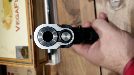 Mi amigo Juan me pide que le anuncie la venta de esta pistola Bull, calibre 9mm, de fabricación israelí.
La 12