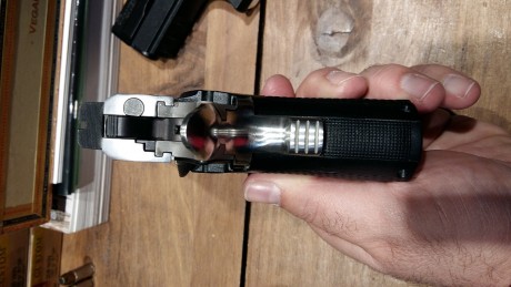 Mi amigo Juan me pide que le anuncie la venta de esta pistola Bull, calibre 9mm, de fabricación israelí.
La 11