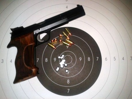 Sin lugar a dudas la pistola 9mm mas precisa de todos los tiempos es la SIG P210. Es imbatible en precisión 10