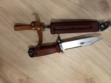 Se vende bayoneta para AK47 de fabricación sovietica en el Arsenal de Izveshkt con mango y funda de baquelita 00