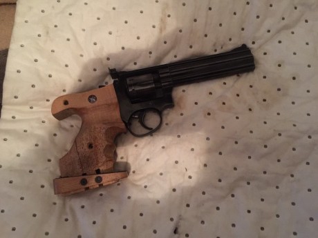 buenas vendo un revolver del 32 S&W marca ERMA con cachas anatomicas talla m de la marca gabarm entrego 00