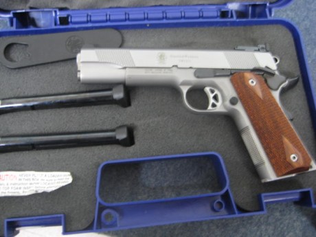 Hola, un amigo me ha pedido que le anuncie esta pistola S&W, modelo 1911, calibre 45 ACP, precio 850 02