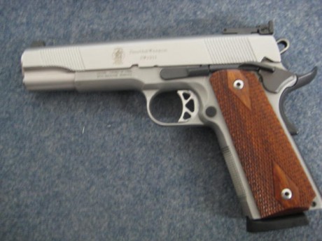 Hola, un amigo me ha pedido que le anuncie esta pistola S&W, modelo 1911, calibre 45 ACP, precio 850 01