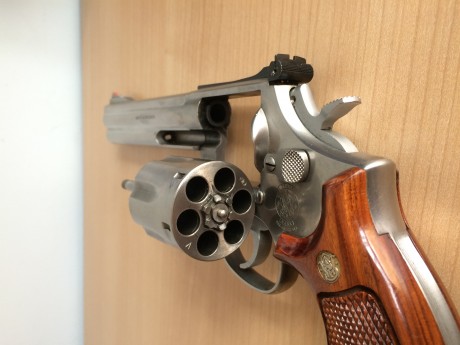 Hola compañeros, pongo a la venta mi revolver smith & wesson 686 de 6 pulgadas al cual no le doy uso 01