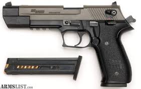 Vendo pistola sig sauer calibre 22, bastante nueva (3 años). Se vende con 2 cañones, corto y largo con 00