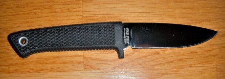 Cuchillo Cold Steel Pendleton Mini Hunter con hoja de acero VG-1 y empuñadura inyectada de Kraton con 02