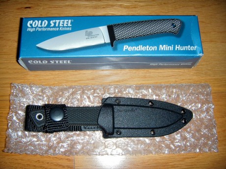Cuchillo Cold Steel Pendleton Mini Hunter con hoja de acero VG-1 y empuñadura inyectada de Kraton con 00