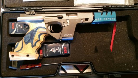Hola compañeros.
Por dejar la afición del tiro vendo todas mis pistolas.
Esta en concreto es una Walther 02