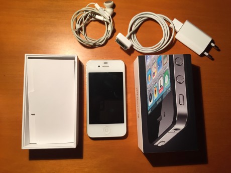 En buen estado estético y funcional. Con caja y accesorios : cargador,auriculares y funda de acero inoxidable 02