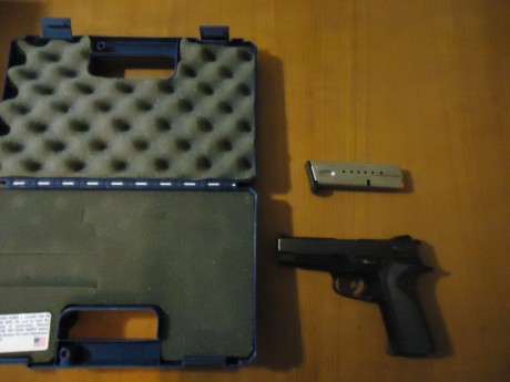 Pues eso vendo pistola S&W 910, calibre 9 m/m parab., con sus dos cargadores y su caja original o 02