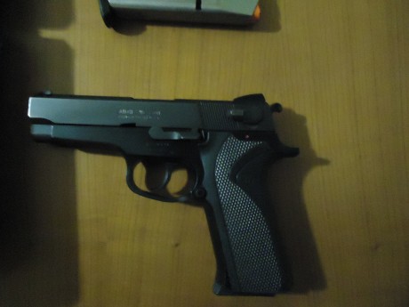 Pues eso vendo pistola S&W 910, calibre 9 m/m parab., con sus dos cargadores y su caja original o 00