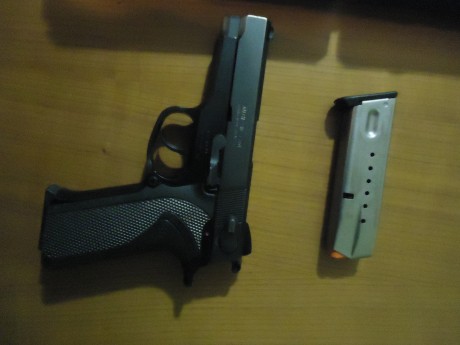 Pues eso vendo pistola S&W 910, calibre 9 m/m parab., con sus dos cargadores y su caja original o 12