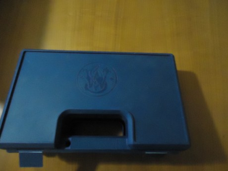 Pues eso vendo pistola S&W 910, calibre 9 m/m parab., con sus dos cargadores y su caja original o 10