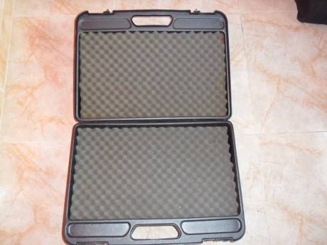 Vendo este maletín que sirve para dos armas cortas tiene dos cerraduras de combinación. El precio es de 02