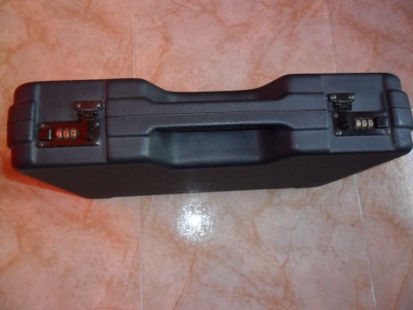 Vendo este maletín que sirve para dos armas cortas tiene dos cerraduras de combinación. El precio es de 00