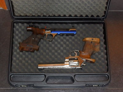 Vendo este maletín que sirve para dos armas cortas tiene dos cerraduras de combinación. El precio es de 10