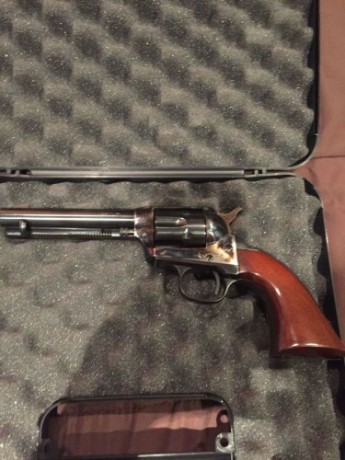 revolver marca Uberti , modelo Cattleman , en calibre 22lr , se entrega con maletin rigido de transporte. 02