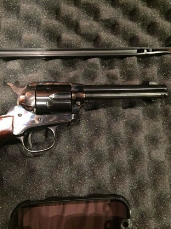 revolver marca Uberti , modelo Cattleman , en calibre 22lr , se entrega con maletin rigido de transporte. 01