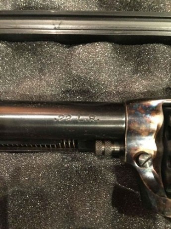 revolver marca Uberti , modelo Cattleman , en calibre 22lr , se entrega con maletin rigido de transporte. 00