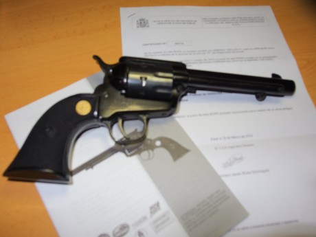 vendo revólver cal. 22 SAA 1873-22 Chiappa- 10 recamarascon poco uso esta en F, 200€ + portes si los hubiera, 00