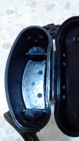 vendo funda en baquelita negra con correa de transporte para los prismatico aleman de servicio dientsglas 11