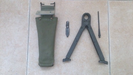 Hola, vendo un lote para Cetme C compuesto por un bípode con su funda, un portapercutor y una aguja percutora. 01